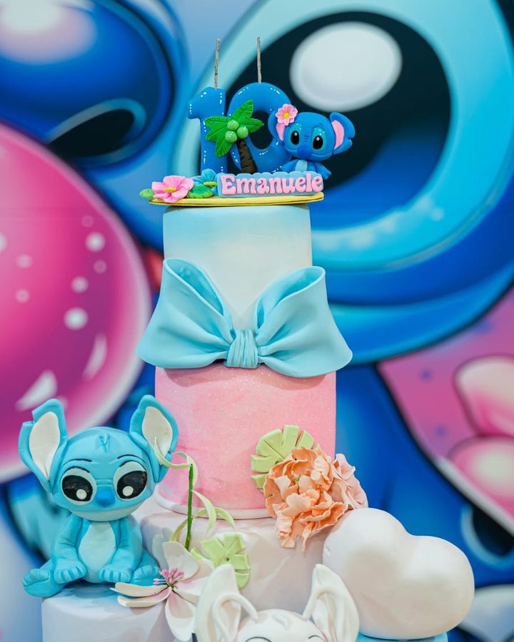 Mesa de doces com bolo e personagens de um tema infantil, decorada pela equipe do Celebrarte.