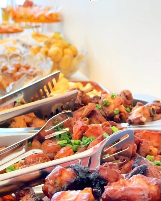 Travessas de salgados e carnes servidas no buffet do Espaço Celebrarte Festas.
