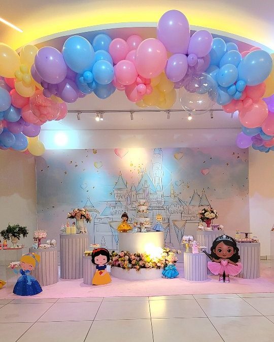 Salão do Espaço Celebrarte Festas decorado para uma festa infantil, com mesas postas e ambiente climatizado.